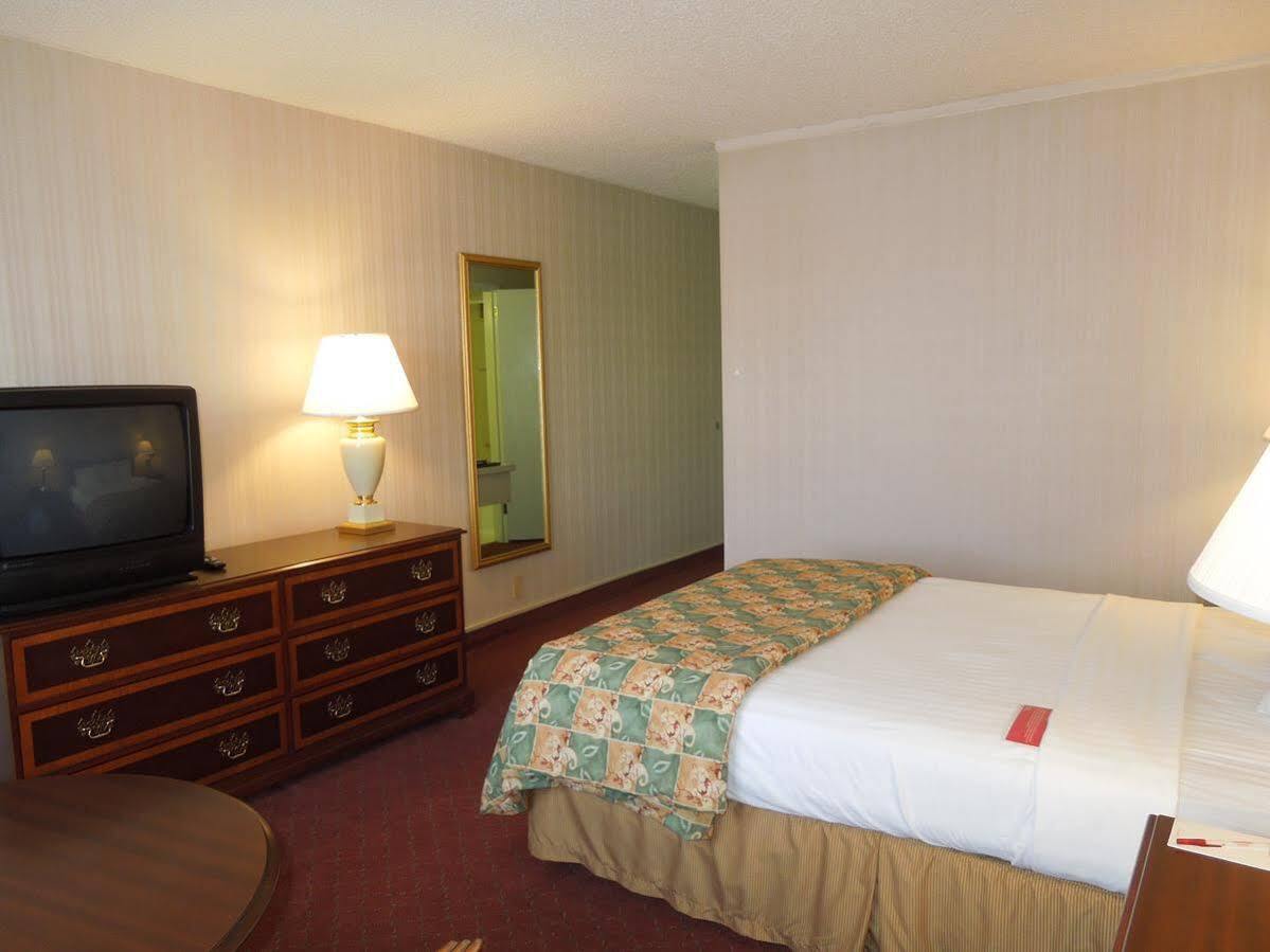 Days Inn & Suites By Wyndham Elyria Ngoại thất bức ảnh