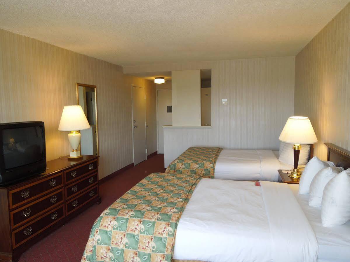 Days Inn & Suites By Wyndham Elyria Ngoại thất bức ảnh
